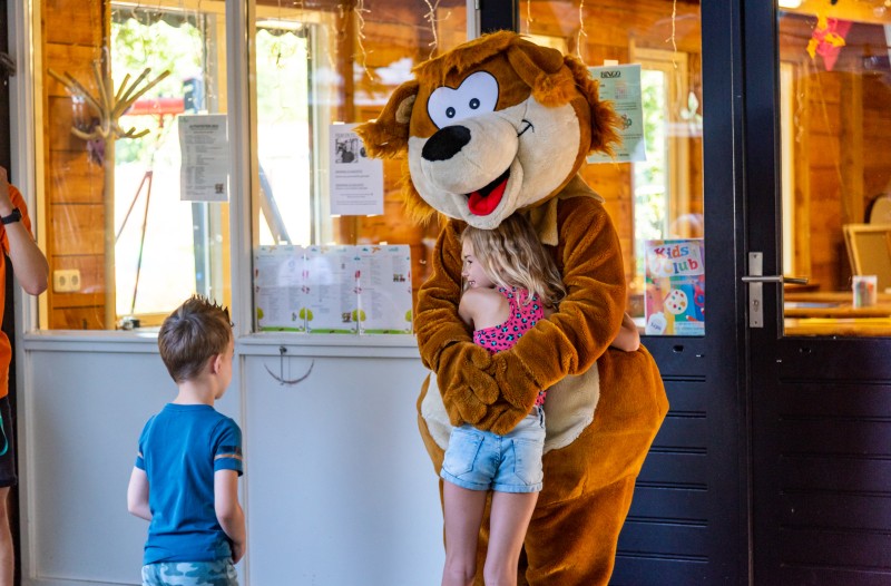 heggie knuffelt recreatie.jpg