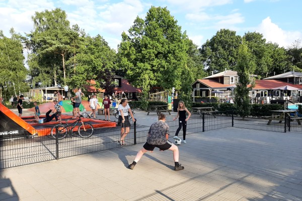 Uitzicht kinderchalet op speelplein.jpg