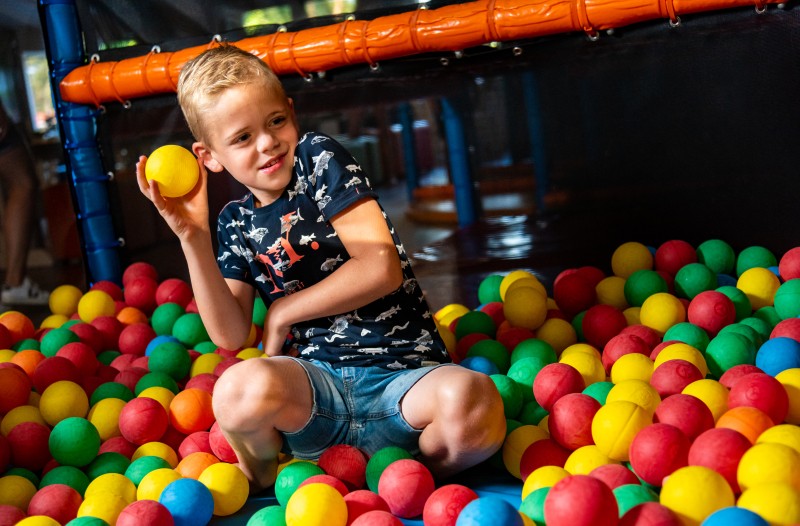jongen in ballenbak heggies.jpg