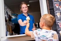 ijsloket horeca ijsje geven jongen