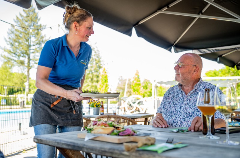 bediening eten terras.jpg