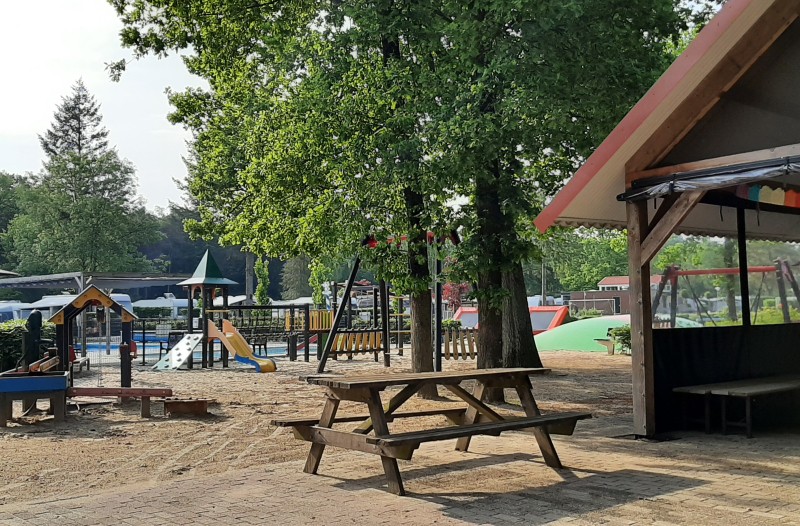 Knutselschuur met uitzicht op speeltuin.jpg